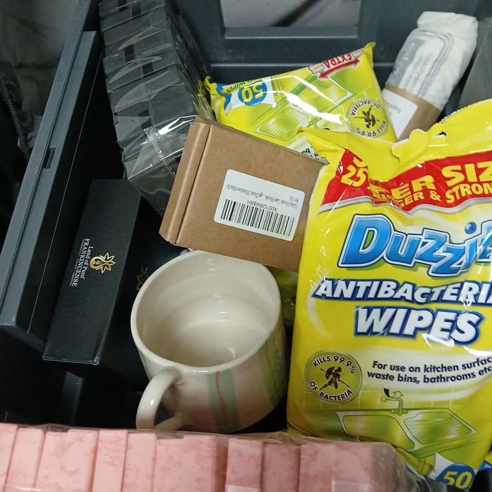 APPROXIMATELY 12 ASSORTED HOUSEHOLD ITEMS INCLUDING ANTIBACTERIAL WIPES , TOILET BLOCK CLEANER AND SNOW & ICE SHOE GRIPS 