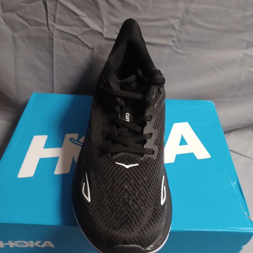 BOXED PAIRO OF HOKA CLIFTON 9 RUNNING SHOES –  UK SIZE 9 