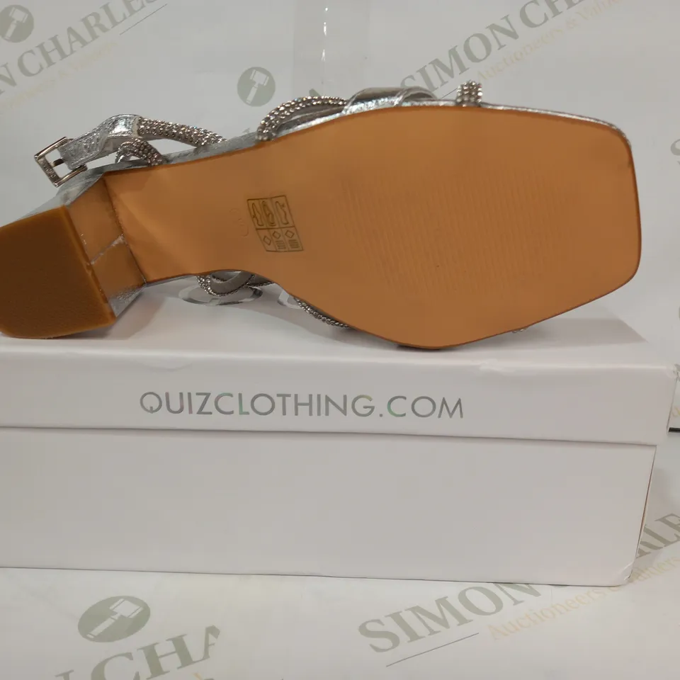 BOXED PAIR OF QUIZ OPEN TOE STRAPPY BLOCK HEELED SANDALS IN METALLIC SILVER W. JEWEL EFFECT SIZE 7