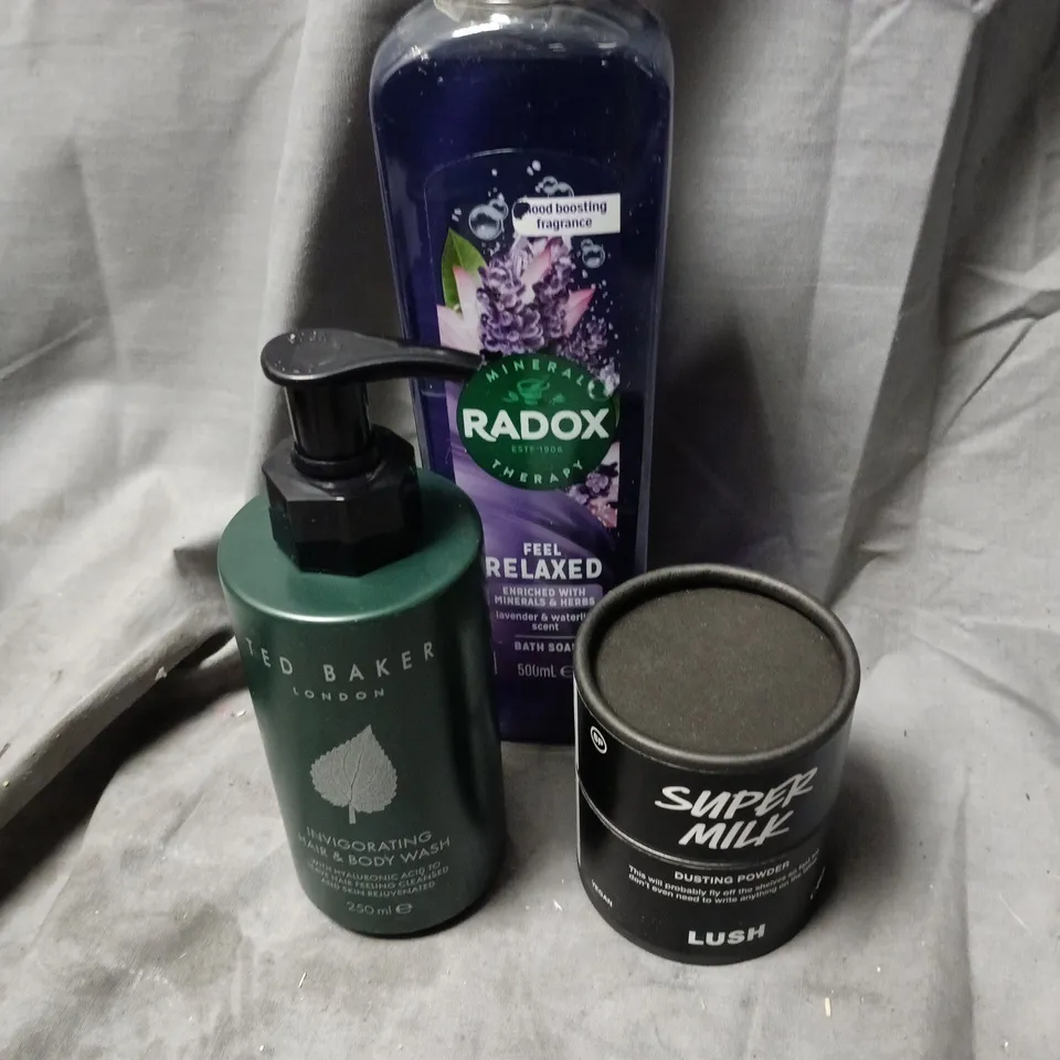 APPROXIMATELY 20 ASSORTED HEALTH AND BEAUTY ITEMS INCLUDING RADOX RELAXED BATH SOAK, LUSH SUPER MILK DUSTING POWDER AND TED BAKER HAIR AND BODY WASH