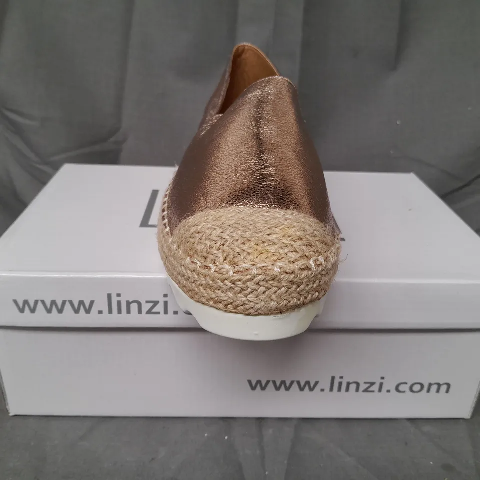 BOX OF APPROXIMATELY 10 BOXED PAIRS OF LINZI SLIP-ON SHOES IN ROSE GOLD - VARIOUS SIZES