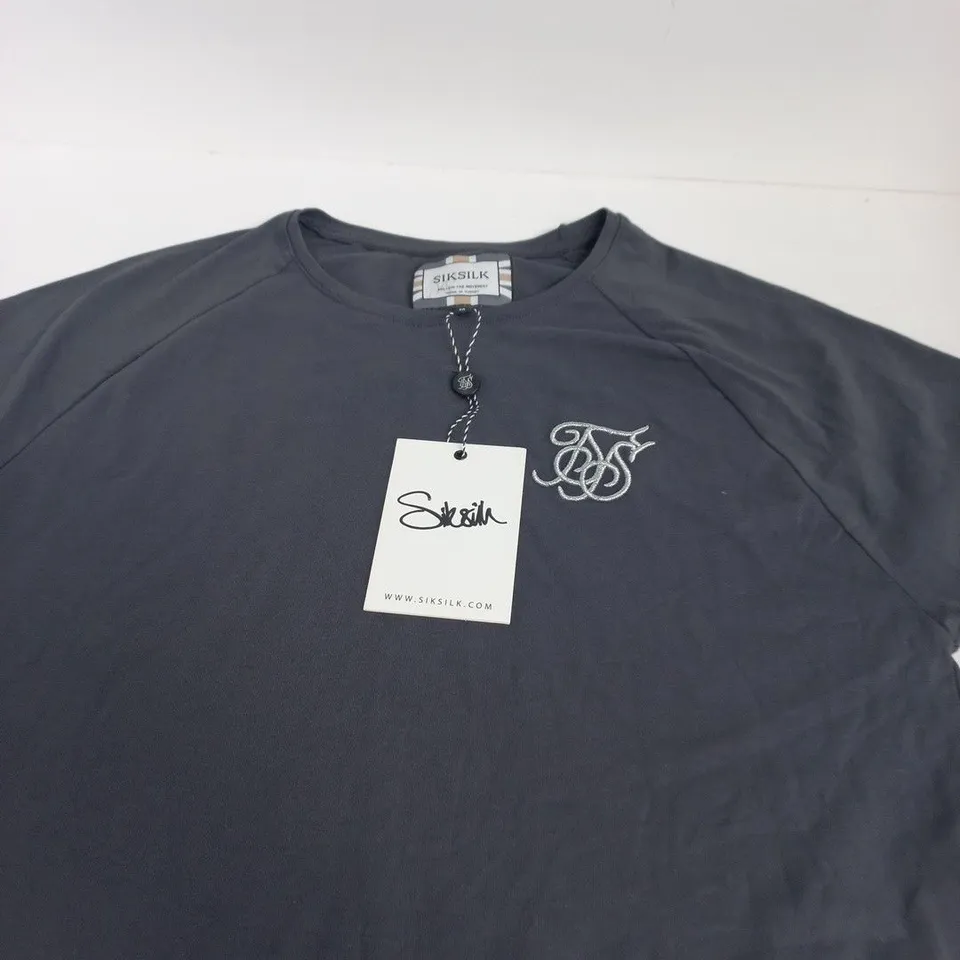 SIKSILK TAPE TEE ANTHRACITE – SIZE M 