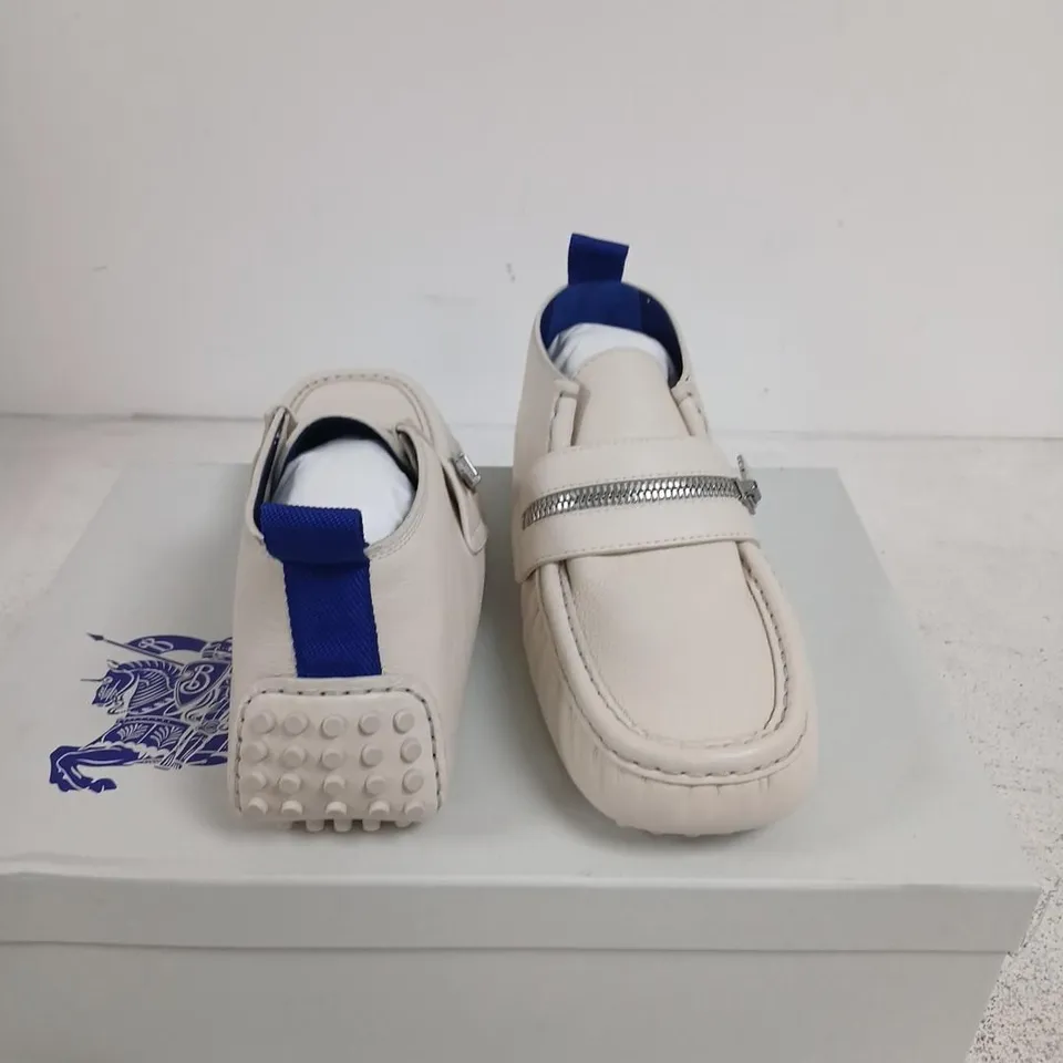 BURBERRY LEATHER BABY SHOES – WHITE WITH BLUE TRIM, ZIP DETAIL (EU 40 / UK 6)