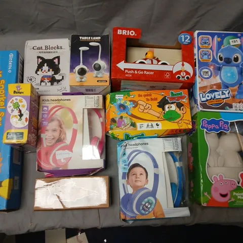 LOT OF APPROXIMATELY 30 ASSORTED TOYS AND GAME ITEMS TO INCLUDE BOBBLE, PYO PEPPA PIG MONEY BOX AND BILDING TOOL PLAYSET