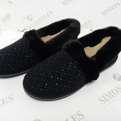 SKECHERS COZY SLIPPERS IN BLACK - 8