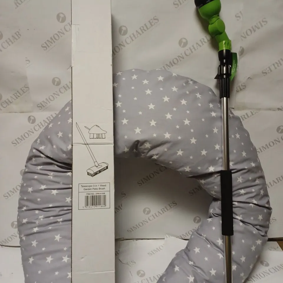 BOX OF APPROXIMATELY 5 ASSORTED HOUSEHOLD PRODUCTS TO INCLUDE NECK CUSHION, GARDEN PATIO BRUSH, LONG REACH SPRAY RANCH ETC