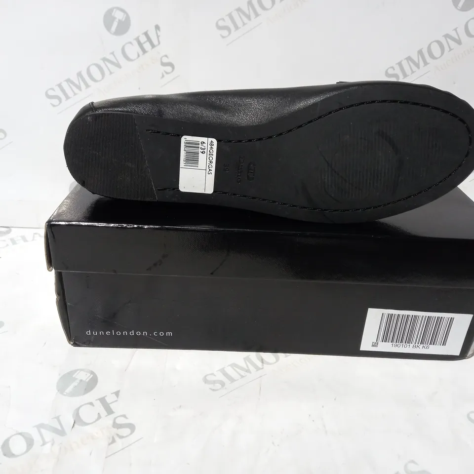 BOXED PAIR OF DUNE LONDON BLACK LEATHER SNAFFLE TRIM COMFORT LOAFERS UK SIZE 6