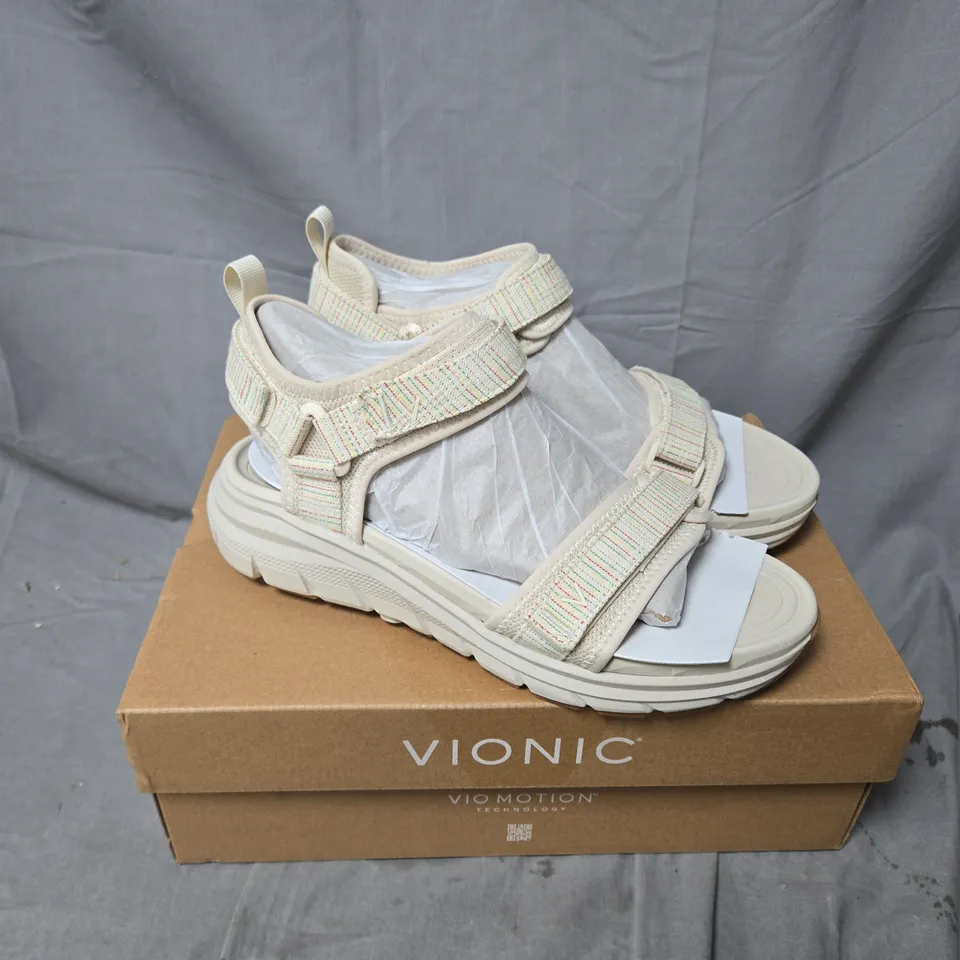 BOXED PAIR OF VIONIC WALK MAX SANDALS IN CREAM SIZE 6