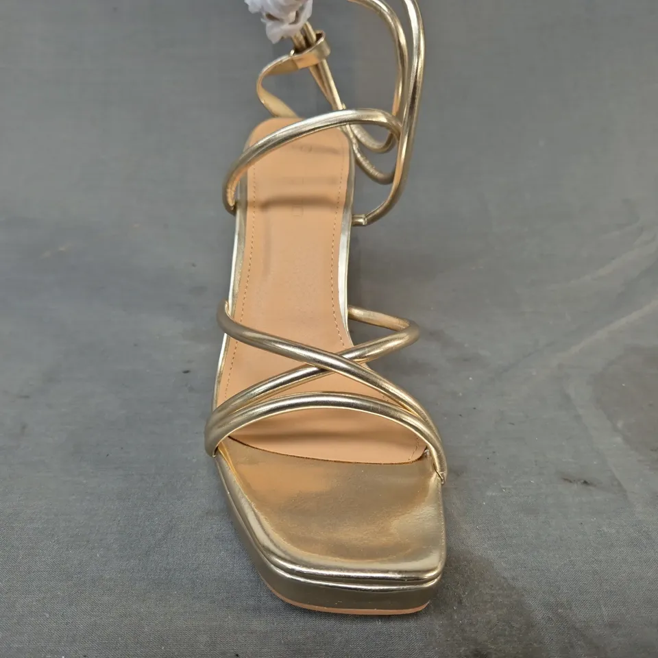 BOXED PAIR OF BOOHOO OPEN TOE HIGH BLOCK HEEL SANDALS IN METALLIC GOLD SIZE 7