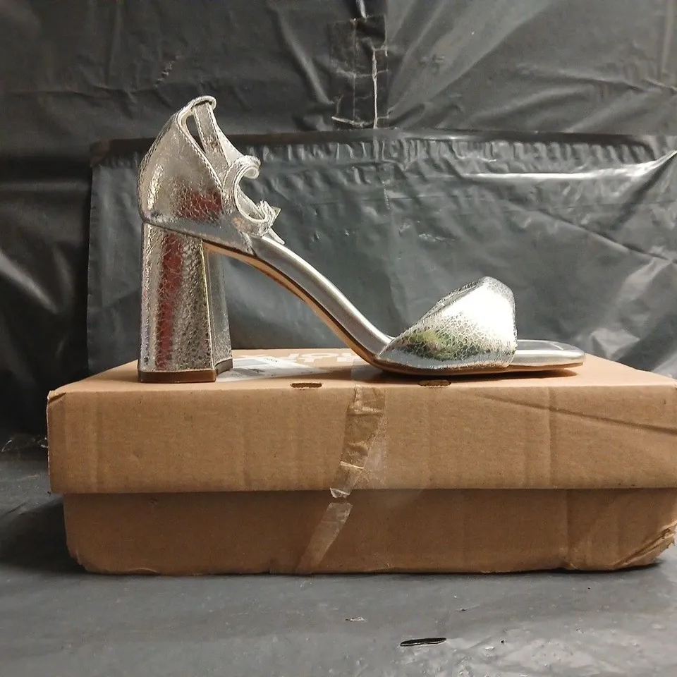 BOXED PAIR OF SIMPLY BE OPEN TOE BLOCK HEEL SANDALS IN SILVER SIZE UK 6 EXTRA WIDE