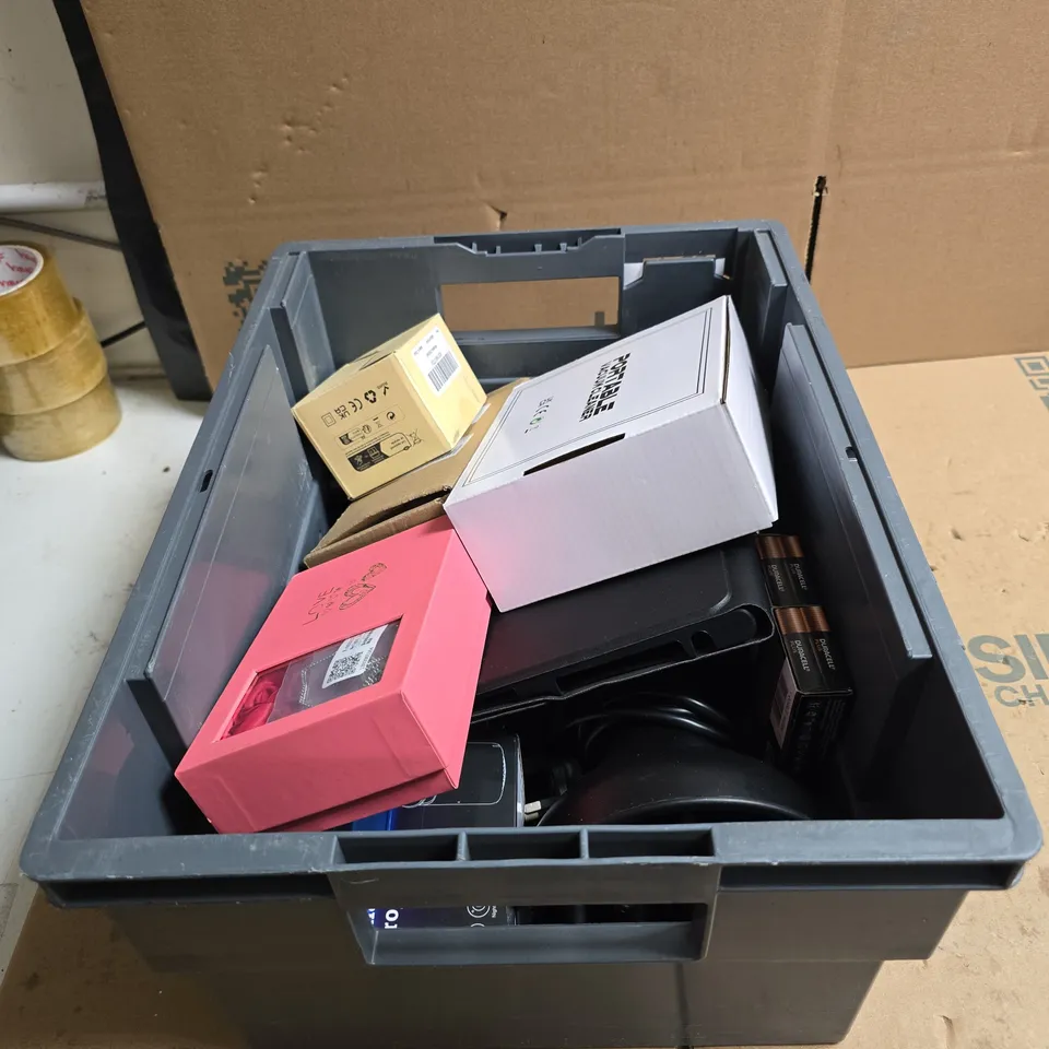 TOTE OF APPROXIMATELY 10 ASSORTED HOUSEHOLD ITEMS TO INCLUDE WIRELESS DOORBELL, PORTABLE VACUUM CLEANER, GALAXY PROJECTOR ETC