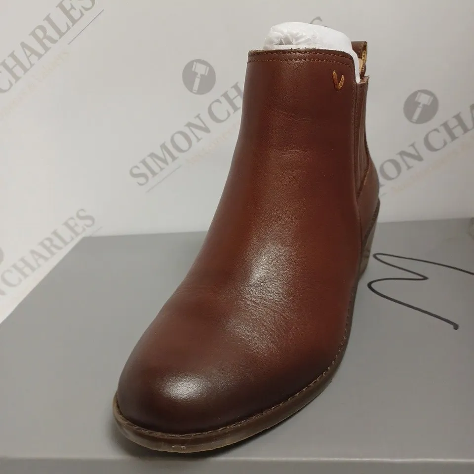 BOXED VIONIC JOY LEATHER BOOTS, BEAVER - SIZE 3 