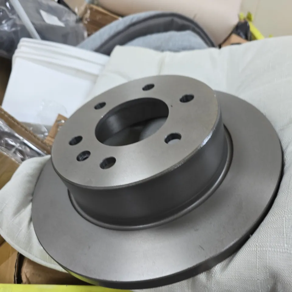 PALLET TO CONTAIN LARGE QUANTITY OF ASSORTED ITEMS TO INCLUDE: BREAK DISC