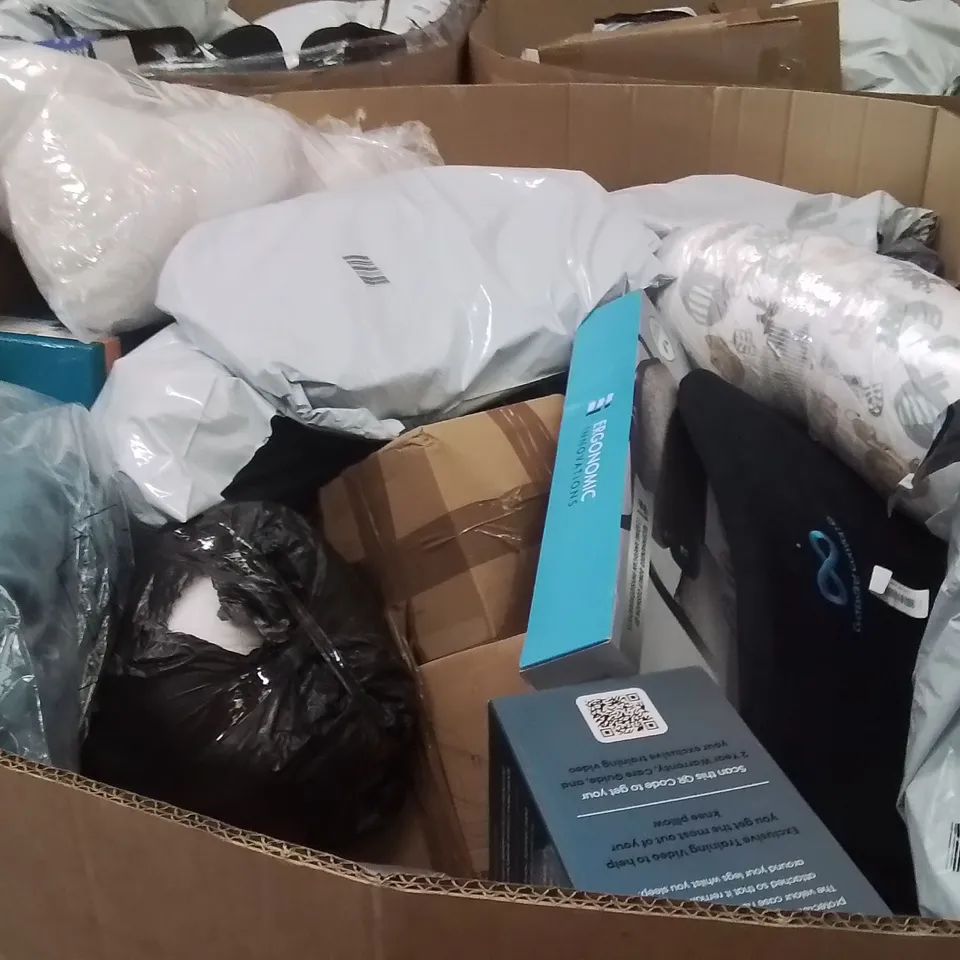 PALLET CONTAINING A LARGE QUANTITY OF PILLOWS
