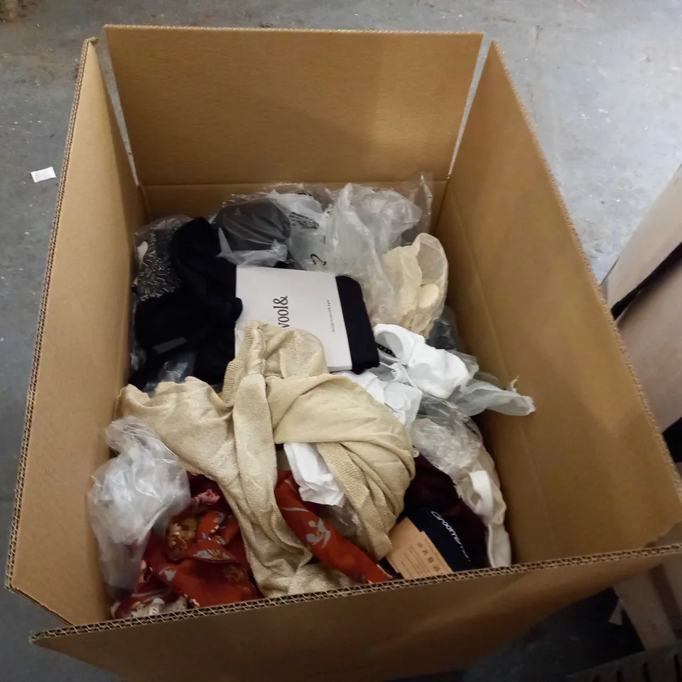 MEDIUM BOX OF APPROXIMATELY 45 ASSORTED CLOTHING ITEMS