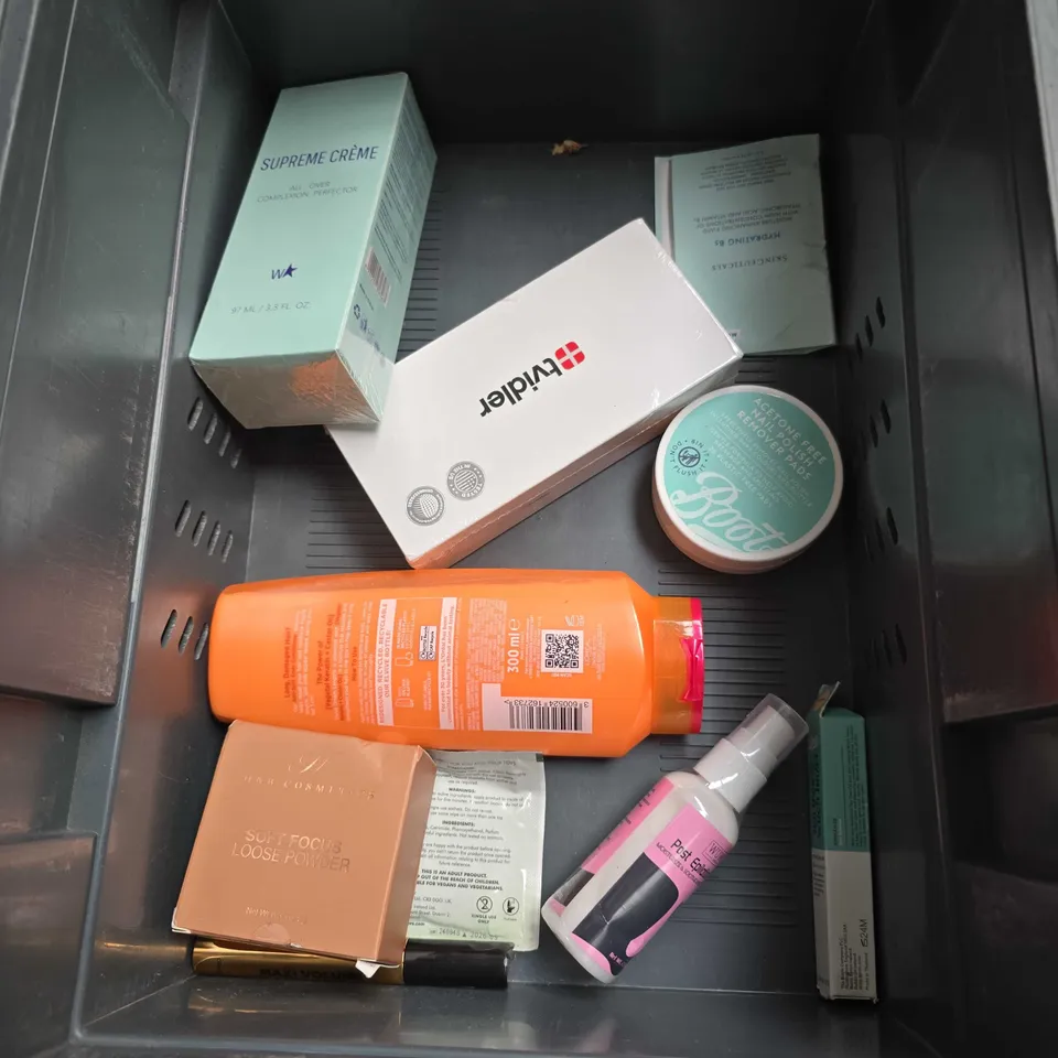 APPROXIMATELY 20 ASSORTED HEALTH & BEAUTY PRODUCTS TO INCLUDE - REN CLEAN SKINCARE CLEARCALM MASK - THE ORDINARY GF 15% SOLUTION - ETC