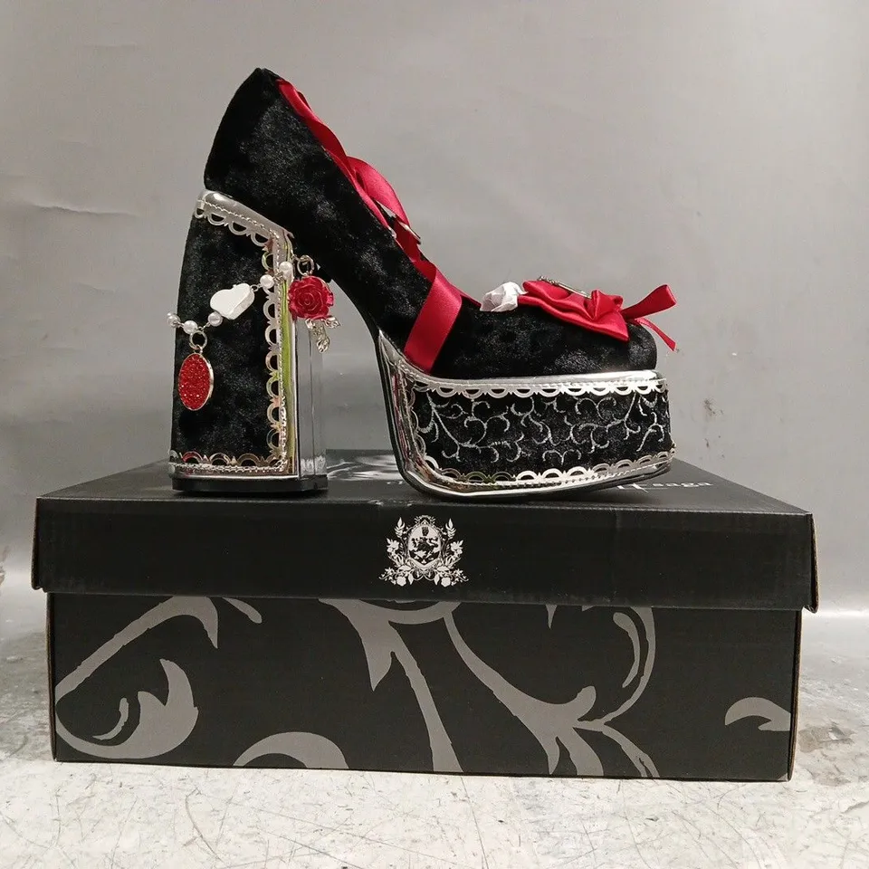 BOXED PAIR OF KOI TWILIGHT SAGA THE COLD ONES MIDNIGHT VELVET ORNATE HEELS IN BLACK SIZE UK 3