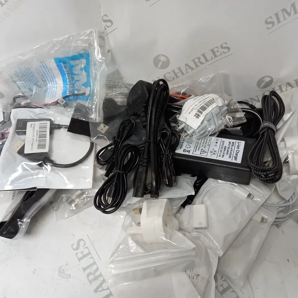 APPROXIMATELY 25 ASSSORTED ITEMS TO INCLUDE POWER CABLES, DISPLAY PORT, USB ADAPTER, LIGHTNING TO USB CAMERA ADAPTER ETC. 