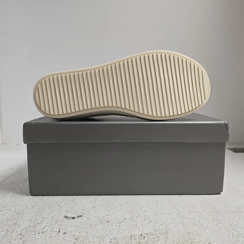 BOXED PAIR OF RICK OWENS SHOES IN BLACK/CREAM SIZE EU 43