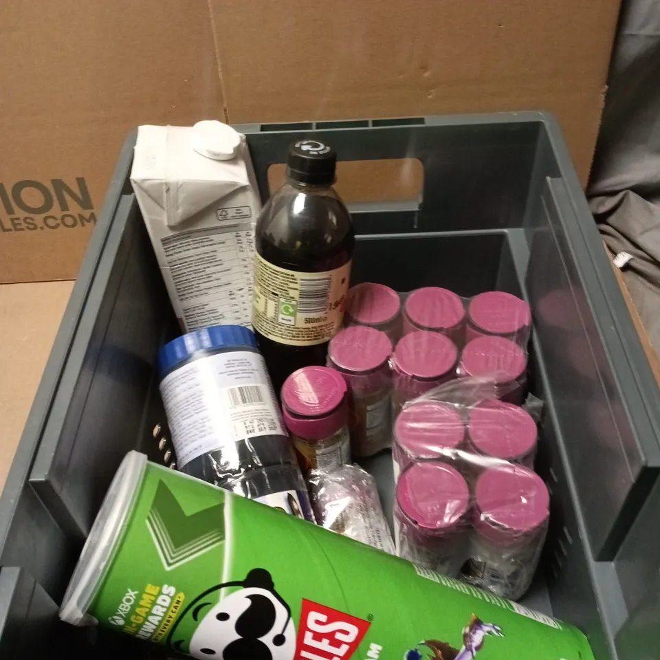 APPROXIMATELY 15 ASSORTED FOOD & DRINK ITEMS INCLUDING PRINGLES SOUR CREAM & ONION AND TAMARIND CONCENTRATED PASTE 