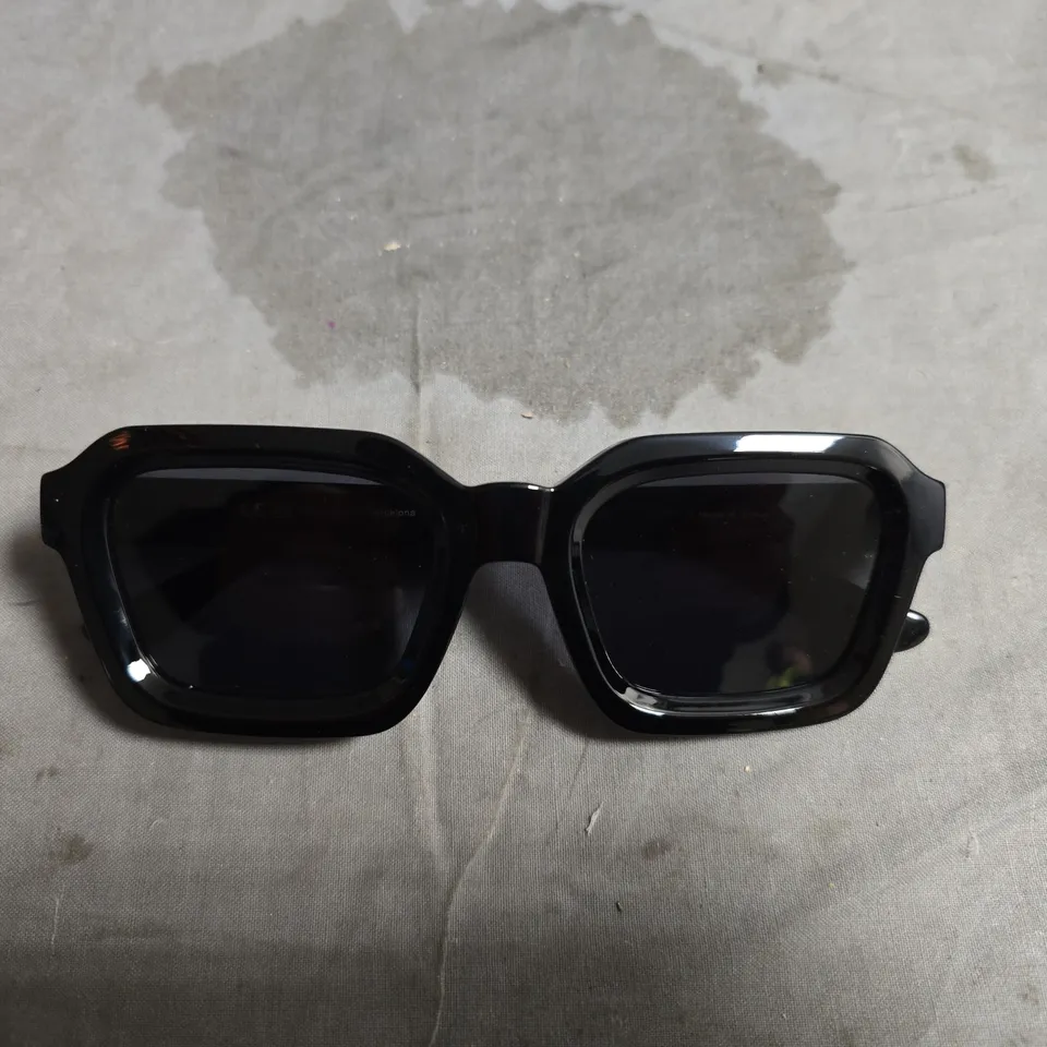 MELLER SUNGLASSES, BLACK RECTANGULAR FRAME - BOXED 