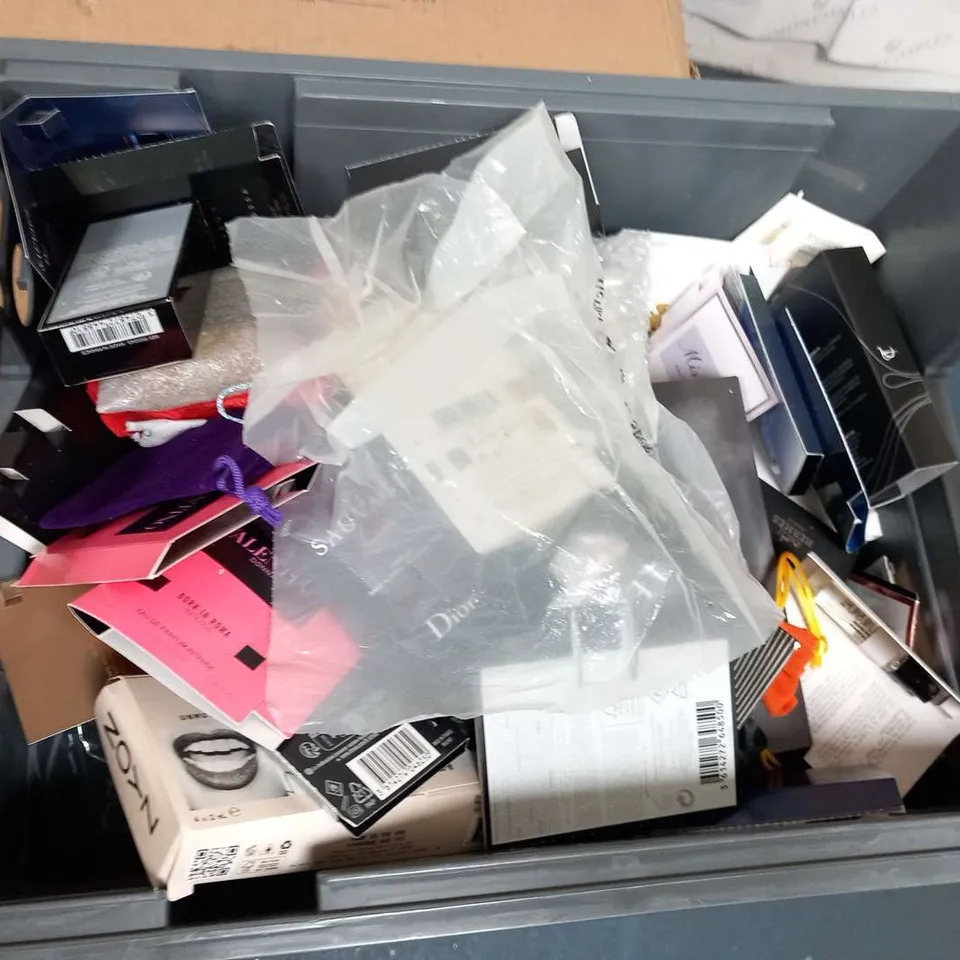 LARGE QUANTITY OF ASSORTED FRAGRANCE TESTERS/SAMPLES TO INCLUDE; GUCCI, PRADA, VALENTINO AND DOLCE AND GABBANA