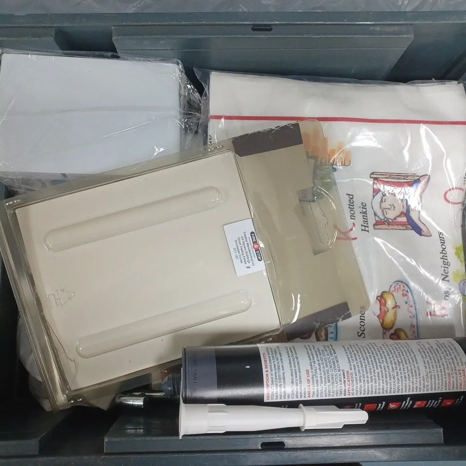 APPROXIMATELY 14 ASSORTED HOUSEHOLD ITEMS TO INCLUDE FIRE DOOR HINGES, SEALANT, SOLAR LIGHTS, ETC