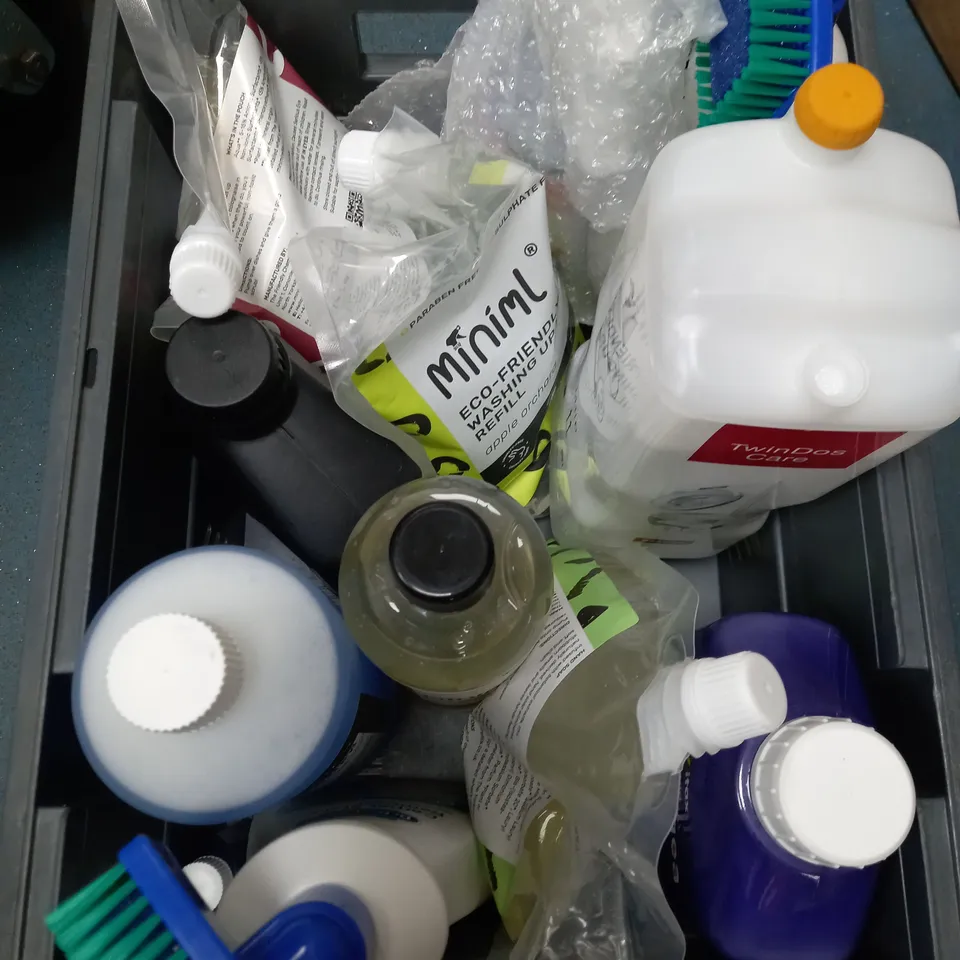  BOX OF ASSORTED CLEANING PRODUCTS 