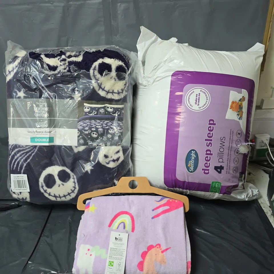 APPROXIMATELY 10 HOUSEHOLD ITEMS TO INCLUDE PILLOWS, BEDDING AND TOWELS