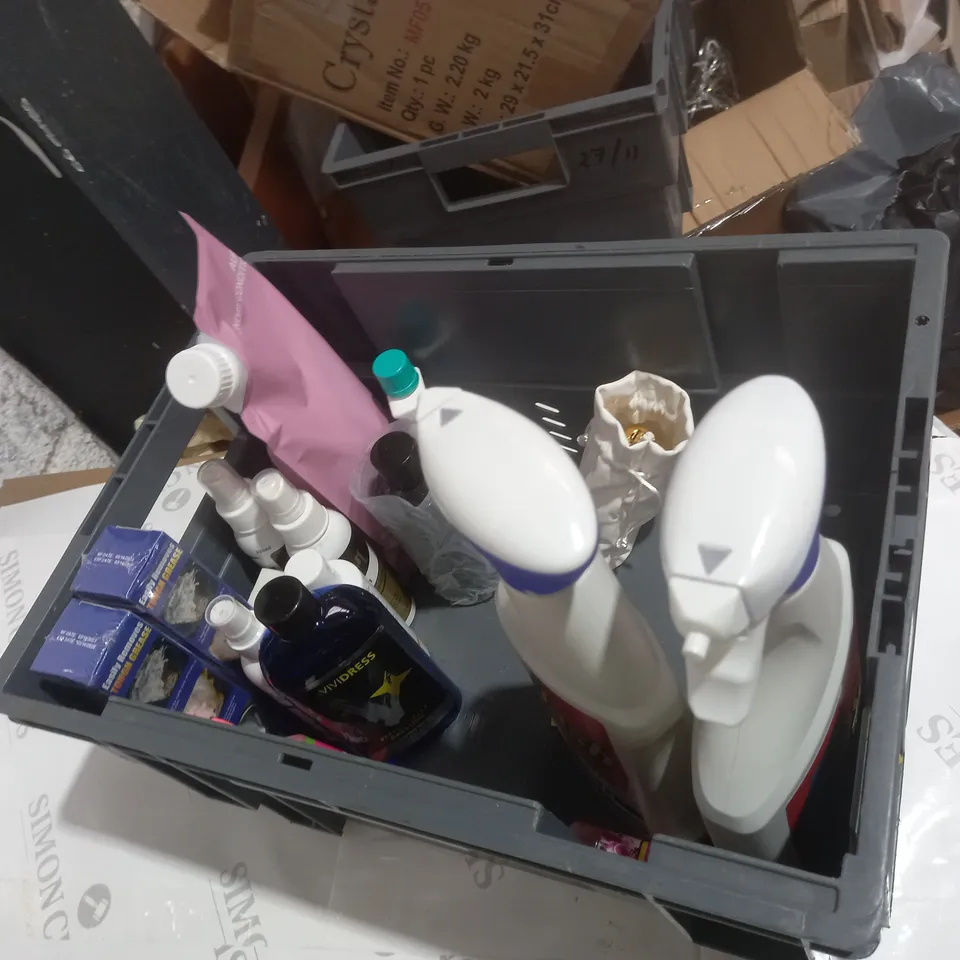 BOX OF APPROXIMATELY 18 LIQUIDS TO INCLUDE A FLASH BLEACH SPRAY, LIMPIA CRISTALES AND A JASMINE DEEP CLEANING POWDER