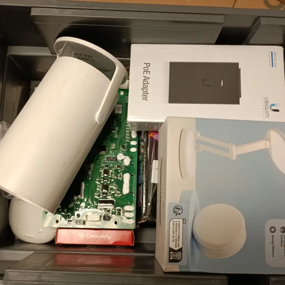 APPROXIMATELY 12 ASSORTED ELECTRICAL ITEMS TO INCLUDE DEXINBST CALCULATOR, POE ADAPTOR, LAMP, ETC