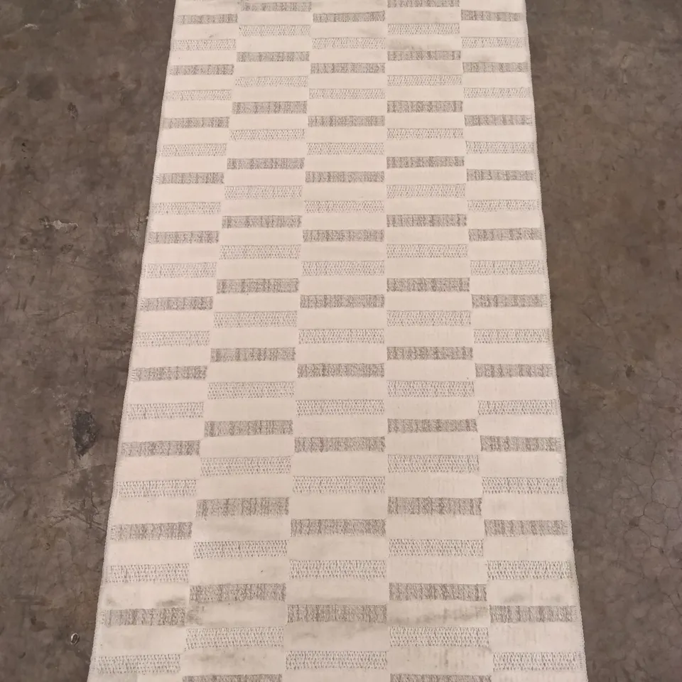 QUALITY DESIGNER AREA RUG - APPROXIMATELY 145CM X 77CM