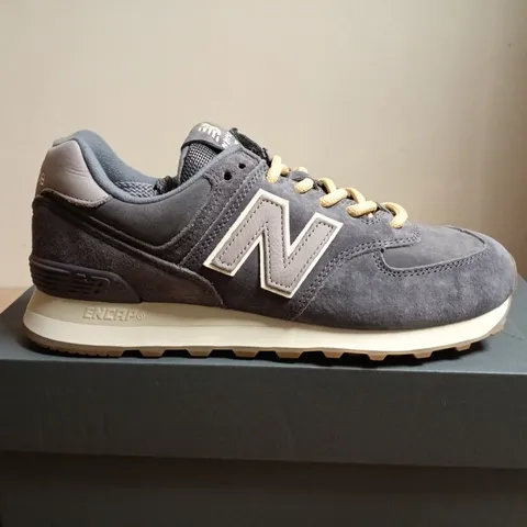 BOXED PAIR OF NEW BALANCE 574 GREY SUEDE TRAINERS – UK 8 (US 9)