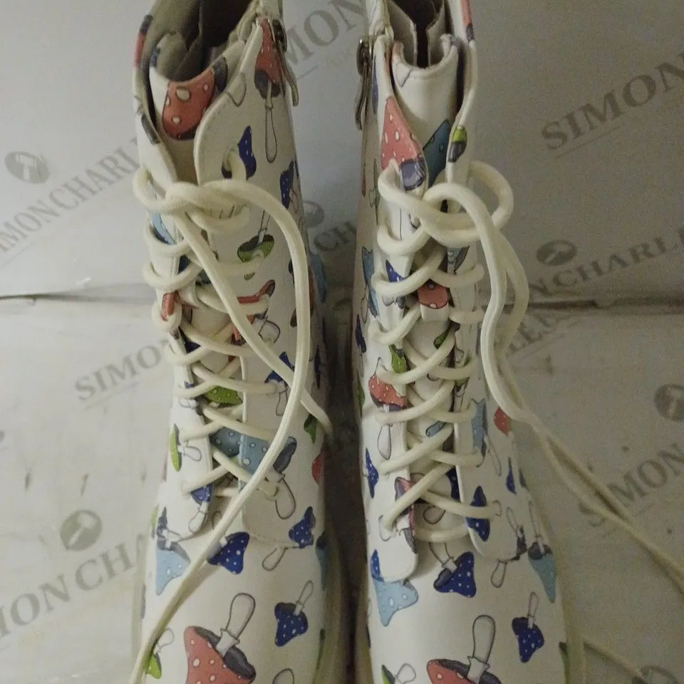 PAIR OF KOI PORTOBELLO MEN'S WHITE MUSHROOM BOOTS SIZE 9