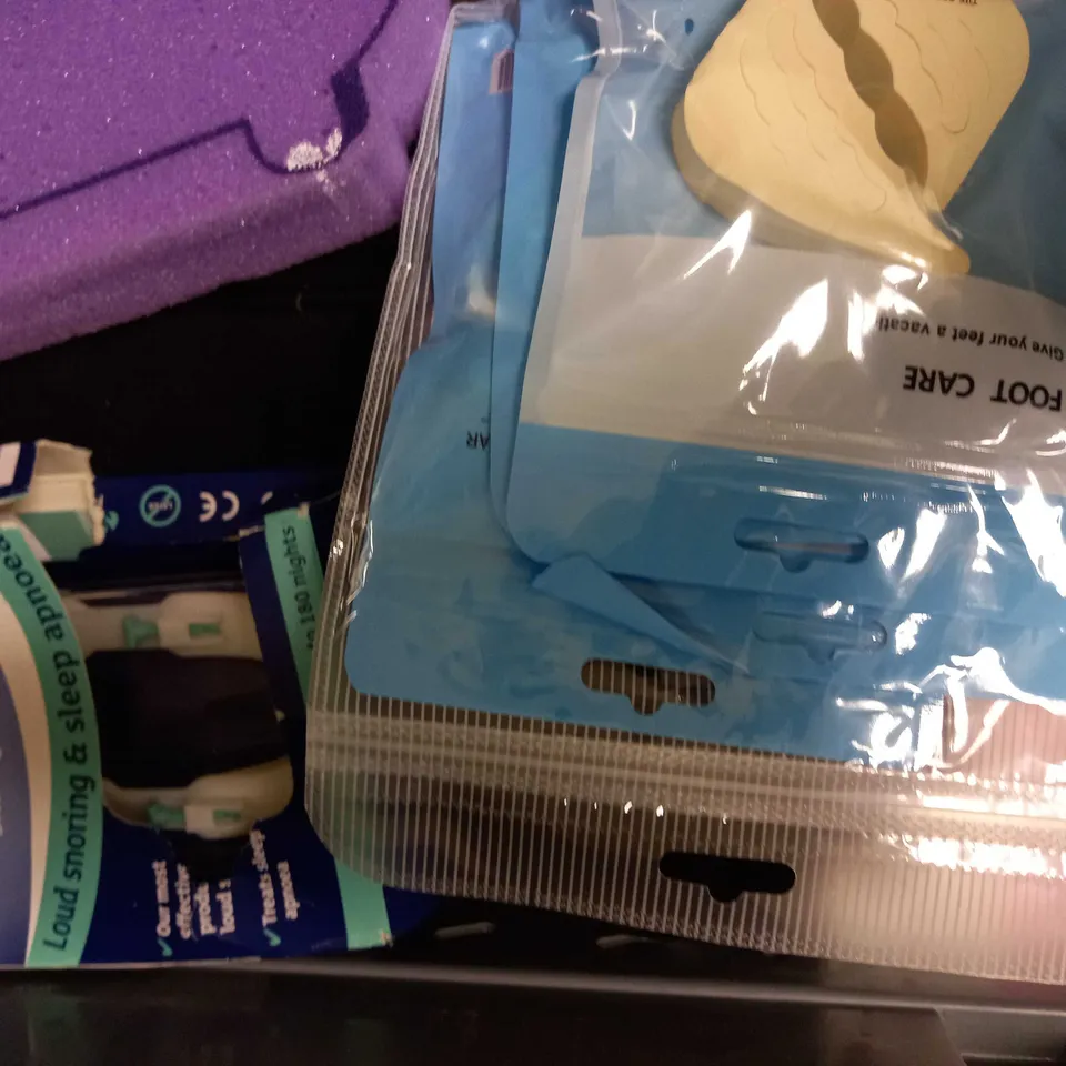 LOT OF APPROXIMATELY 20 ASSORTED HEALTH & BEAUTY ITEMS, TO INCLUDE SNORE DEVICE, RAZORS, OVULATION TESTS, ETC