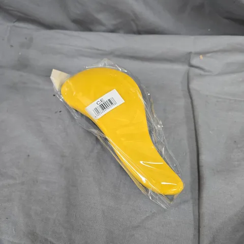 APPROXIMATELY 150 PLASTIC HAIRBRUSHES IN YELLOW/BLACK