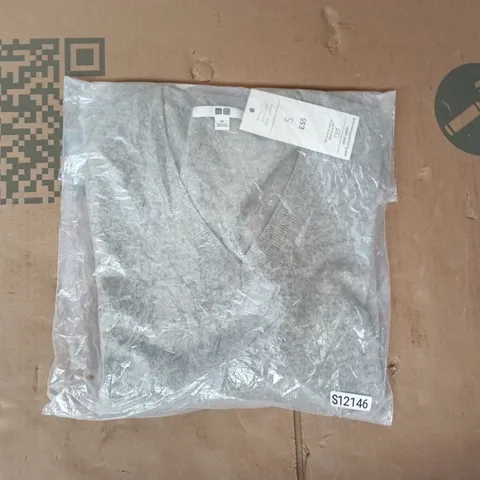 BAGGED UNIQLO TOP IN GREY SIZE MEDIUM