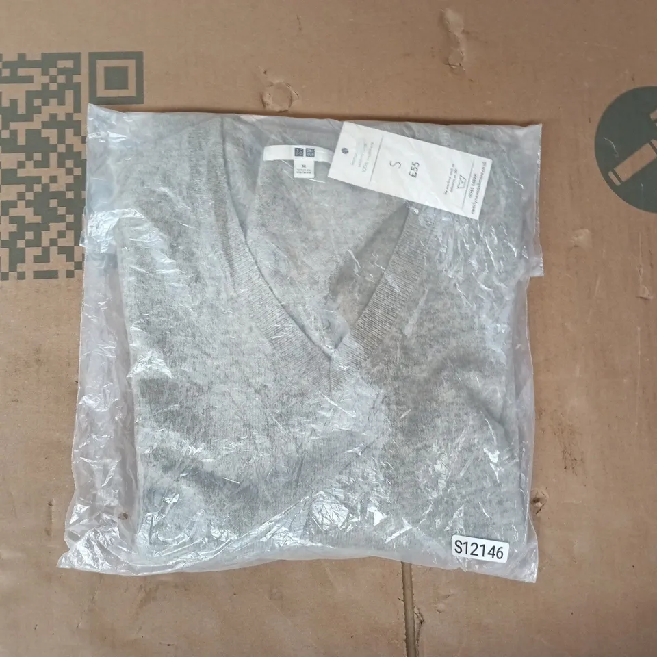 BAGGED UNIQLO TOP IN GREY SIZE MEDIUM