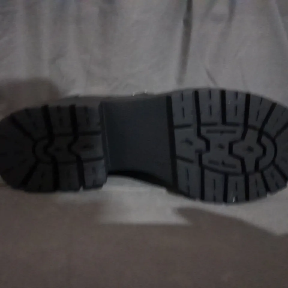 PAIR OF KOI LACE UP SHOES IN BLACK SIZE 6