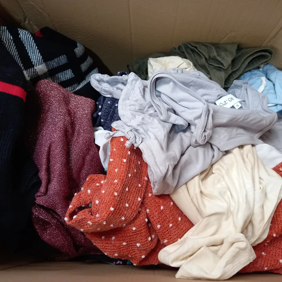 BOX OF APPROX 20 ASSORTED CLOTHING ITEMS TO INCLUDE - JUMPERS - TOPS - CARDIGANS ECT