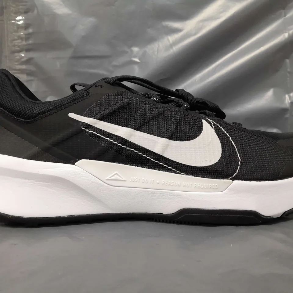 BOXED PAIR OF NIKE JUNIPER TRAIL SHOES IN BLACK/WHITE UK SIZE 6.5