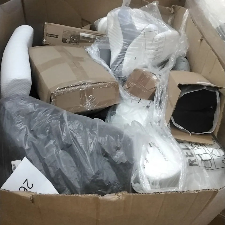 PALLET CONTAINING A LARGE QUANTITY OF; PILLOWS