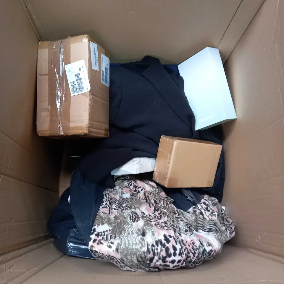 APPROXIMATELY 12 X ASSORTED HOUSEHOLD PRODUCTS. INCLUDES CLOTHING, HANDBAG, BEDDING ETC  