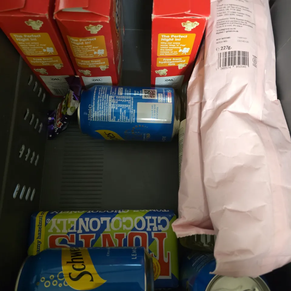 APPROXIMATELY 10 ASSORTED FOOD/DRINK PRODUCTS TO INCLUDE TOFFEE CRISP, TONY'S CHOCOLATE, DER-FRANZ COFFEE ETC