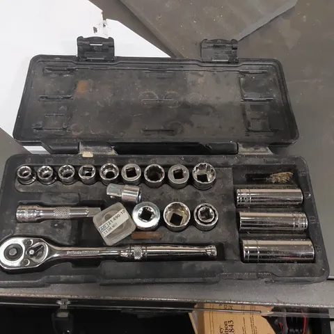 HALFORDS SOCKET WRENCH SET 