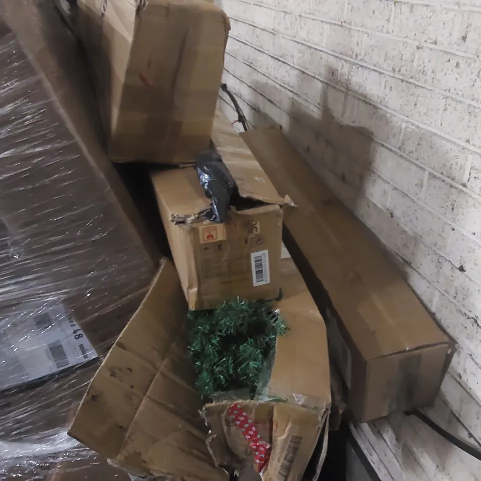 PALLET CONTAINING A LARGE QUANTITY OF ASSORTED ITEMS INCLUDING ARTIFICIAL CHRISTMAS TREES, PORTABLE VEHICLE CLOSTESTOOL ECT