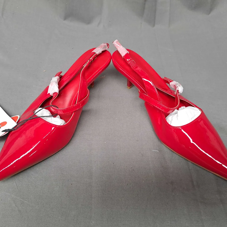 PAIR OF CIDER POINTED TOE LOW HEEL SHOES IN CANDY APPLE RED EU SIZE 38