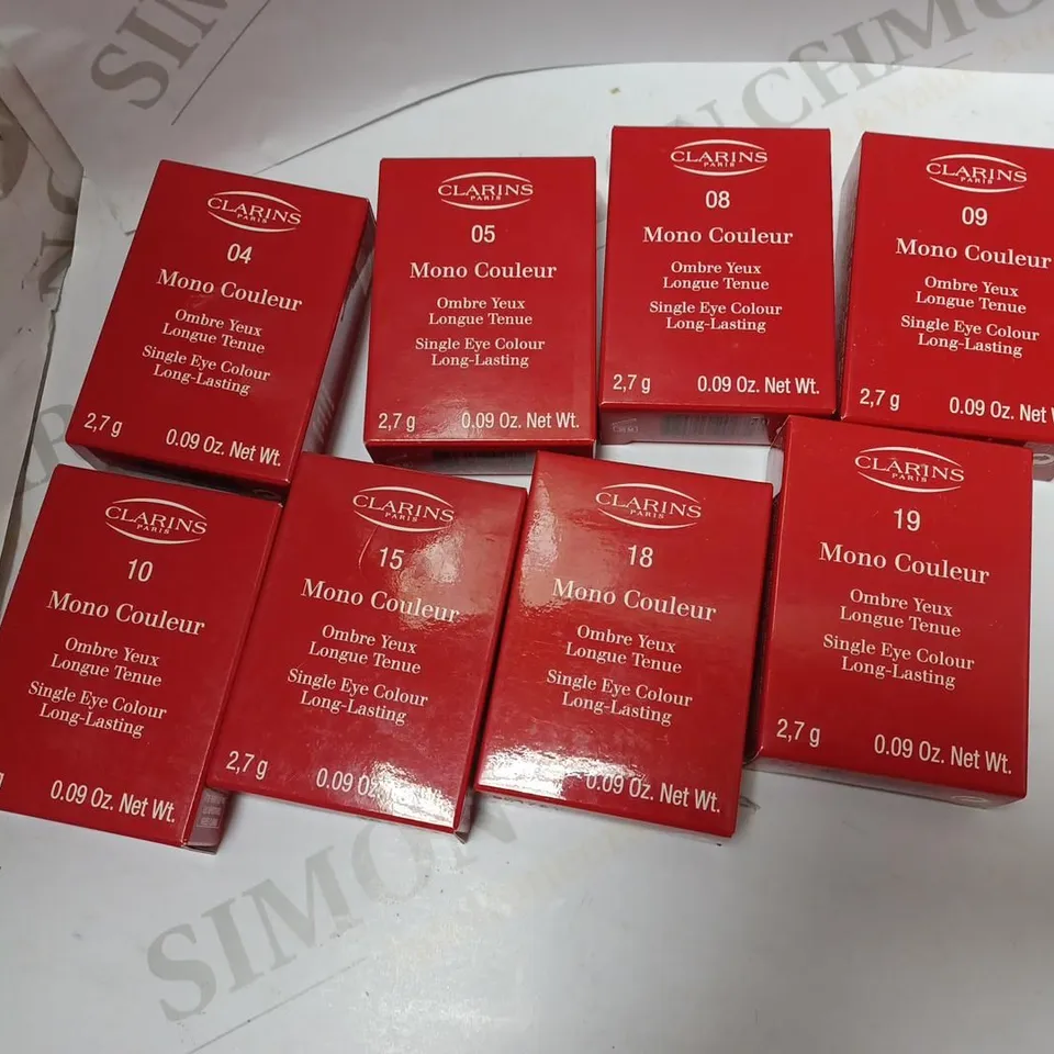 LOT OF APPROXIMATELY 28 CLARINS PARIS MONO COULEUR SINGLE EYE COLOUR OF VARYING SHADES
