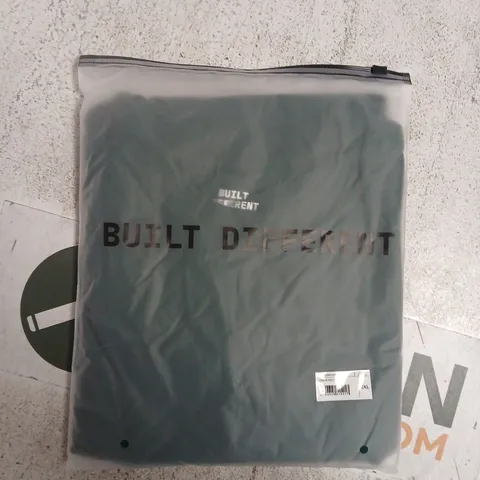 BAGGED BUILT DIFFERENT CREW T-SHIRT IN ARMY GREEN SIZE 2XL