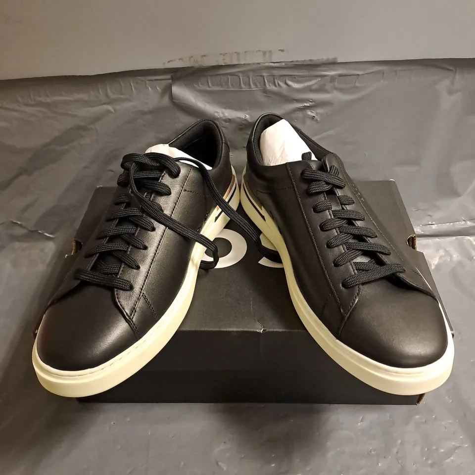 BOXED PAIR OF BOSS CLINT TENNIS TRAINERS IN BLACK MULTI SIZE UK 9